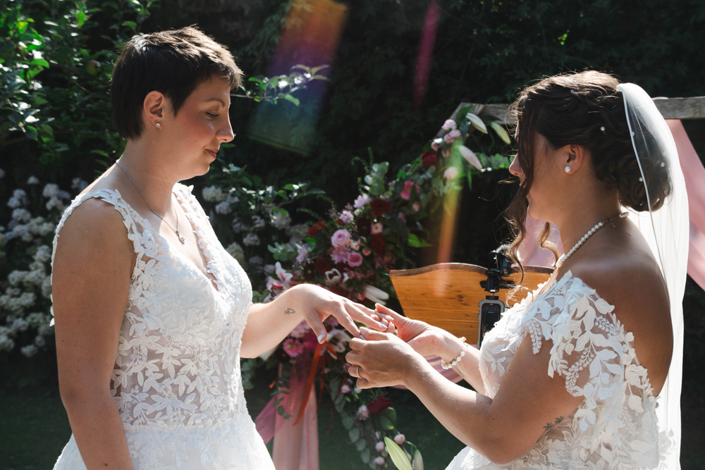 Alliances portées par les deux mariées lors de leur journée de mariage.